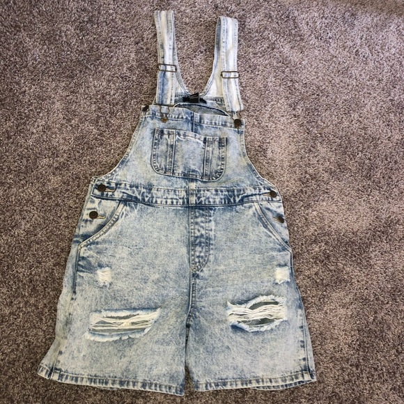 Super cute denim overall shorts - Picture 3 of 8